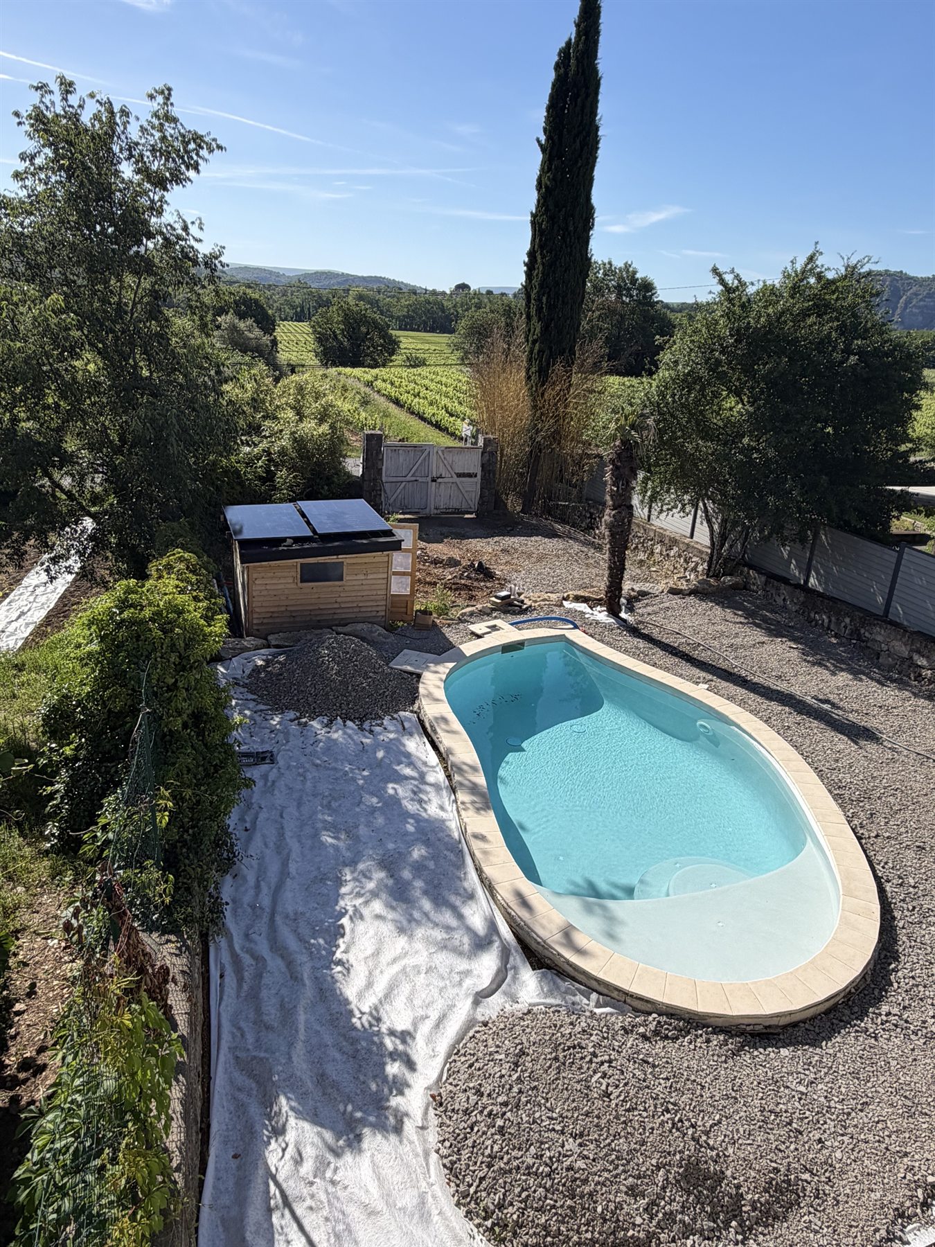 Piscine familiale entourée de sa terrasse