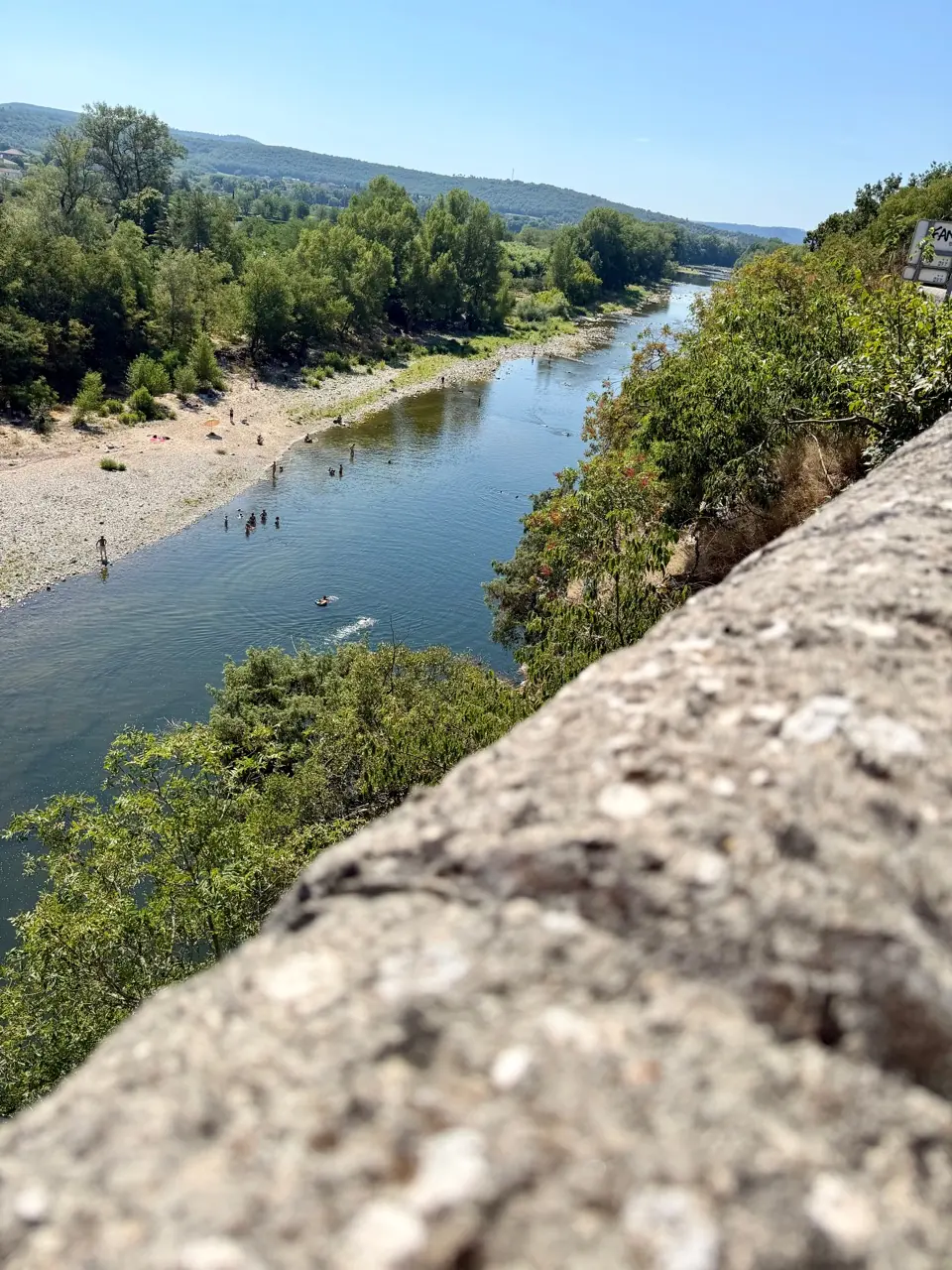 Falaises, rivière et végétation en Ardèche