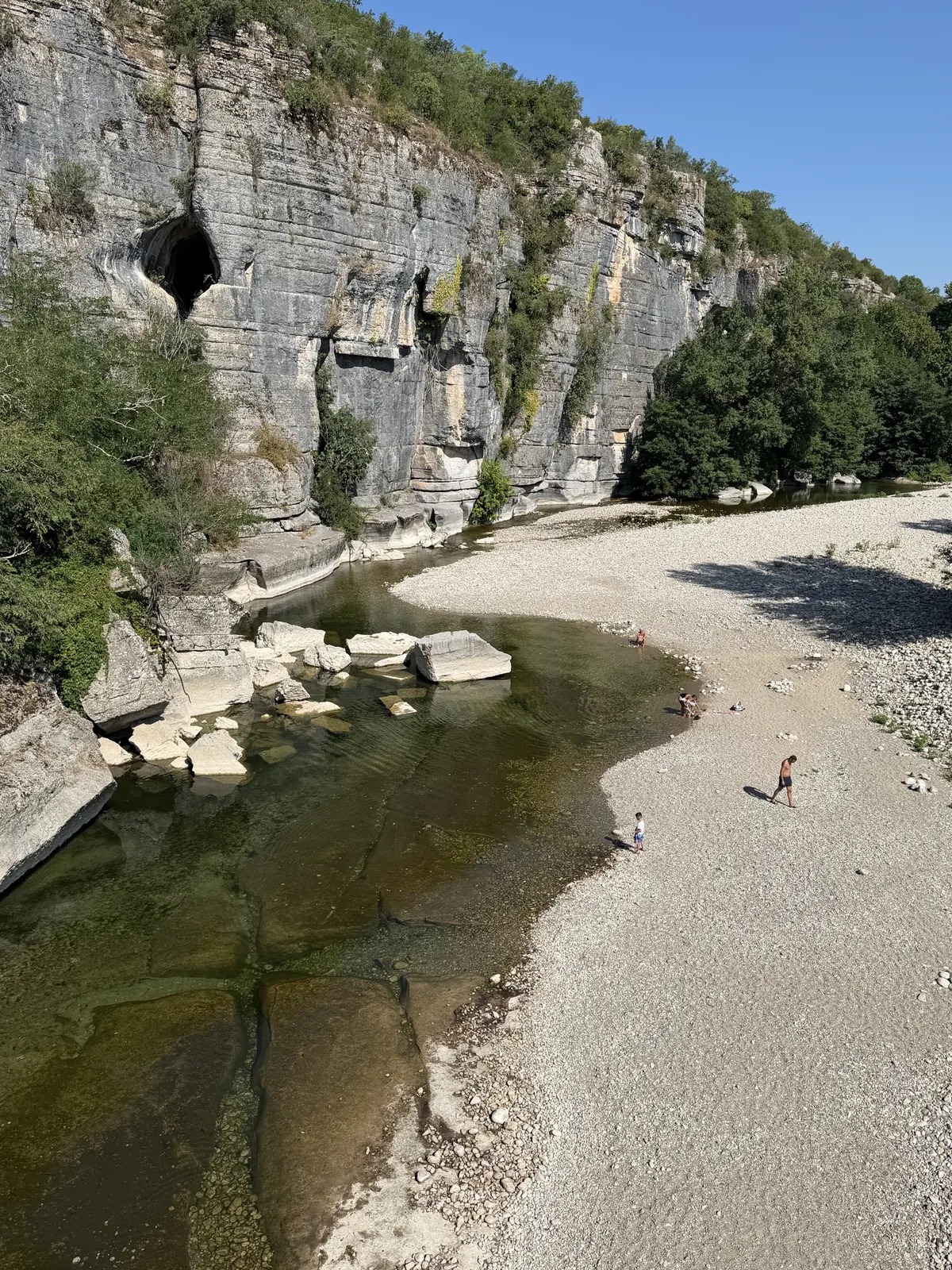 Falaises calcaires et plage de galets au bord de l’eau
