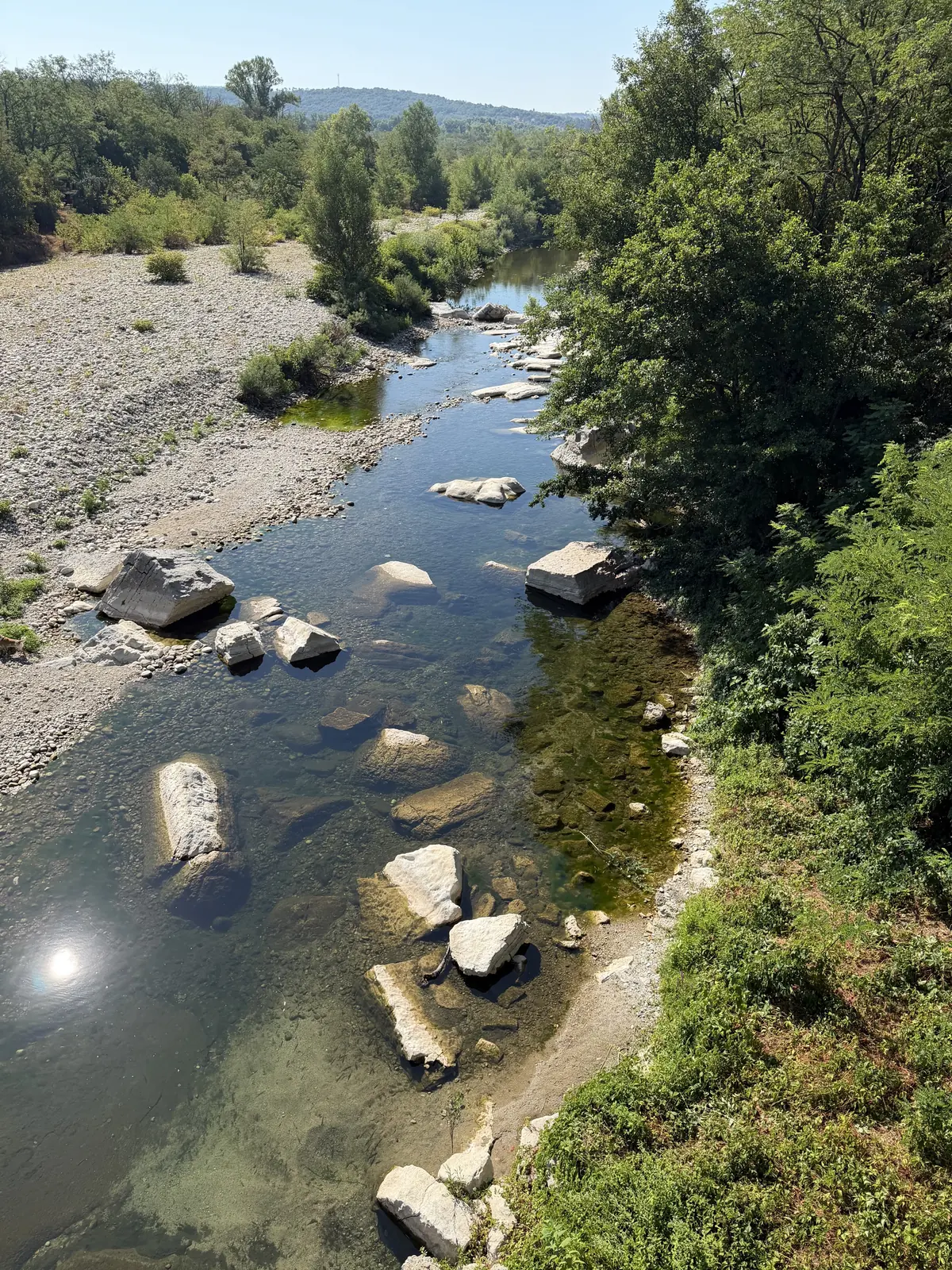 La rivière claire entre les rochers et la végétation