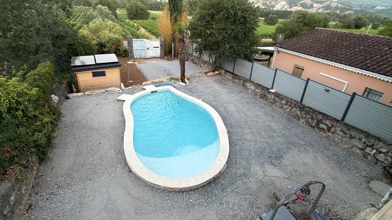 Piscine dans le jardin de la maison