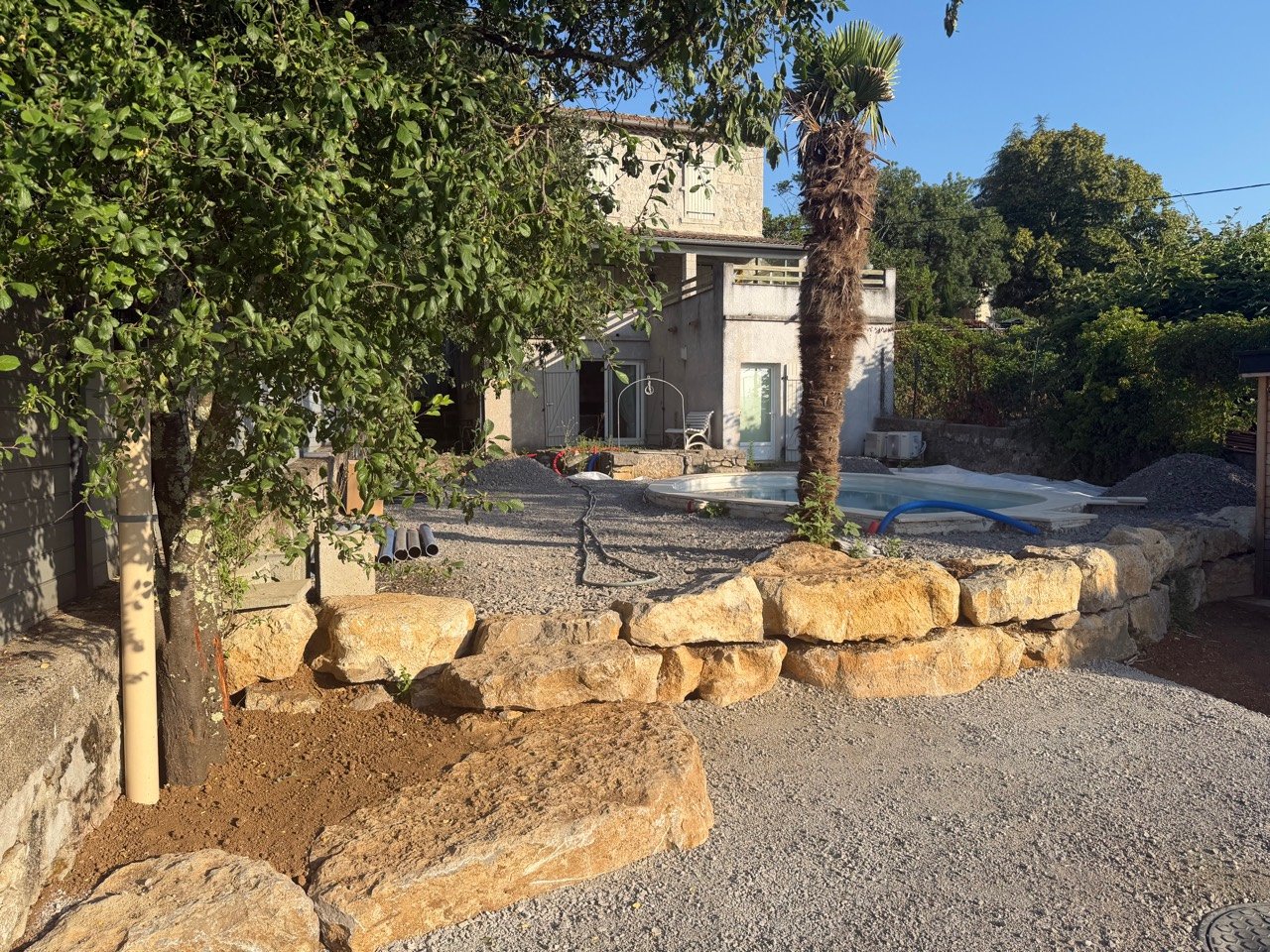 Maison et jardin pendant les aménagements extérieurs