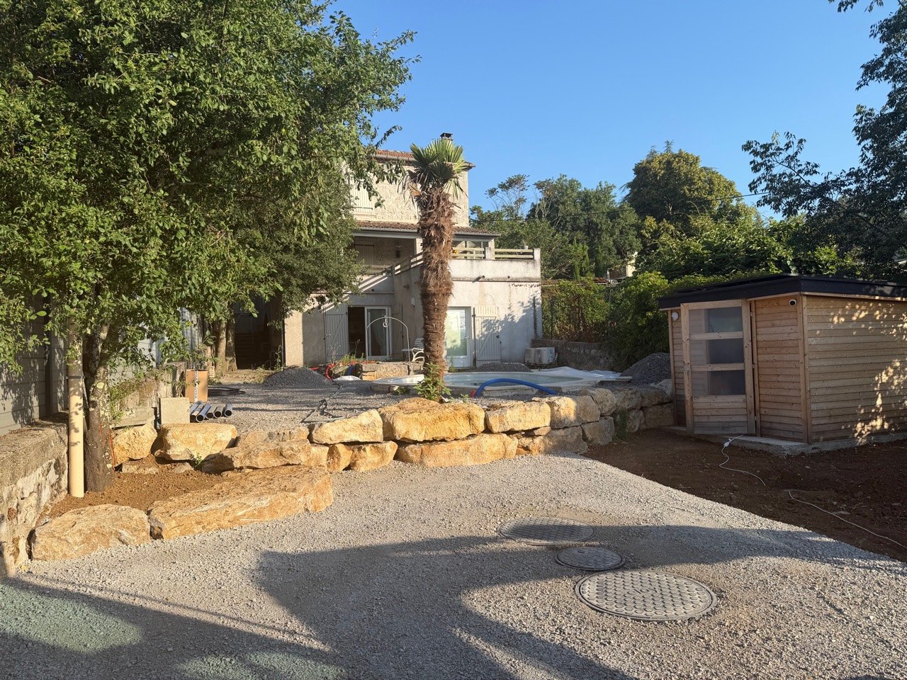 Vue de la maison, de la piscine et de l’abri de jardin