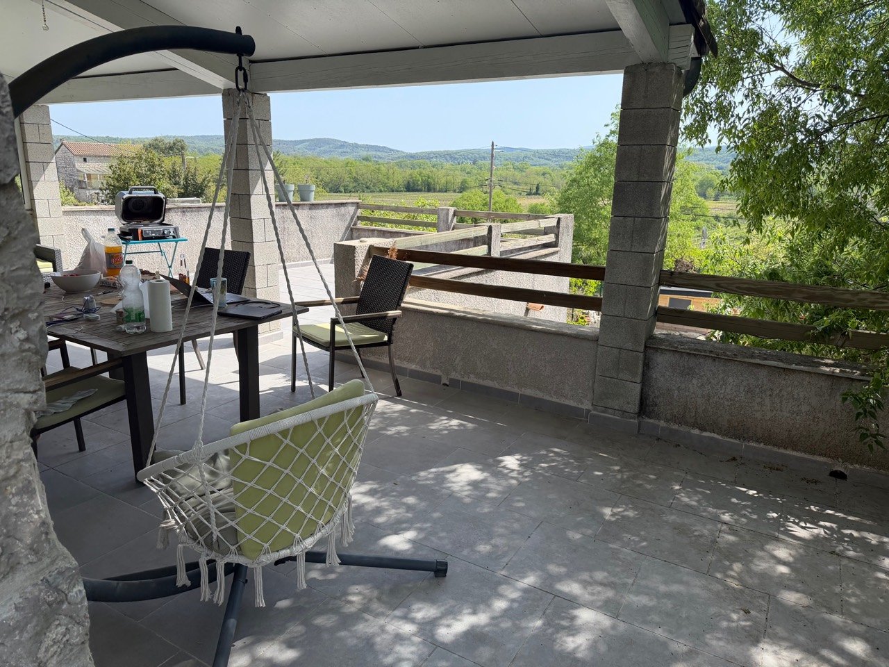 Terrasse couverte avec vue sur les vignes