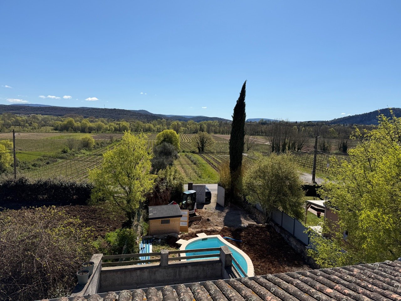 Vue dégagée depuis la maison sur les vignes et les collines d’Ardèche