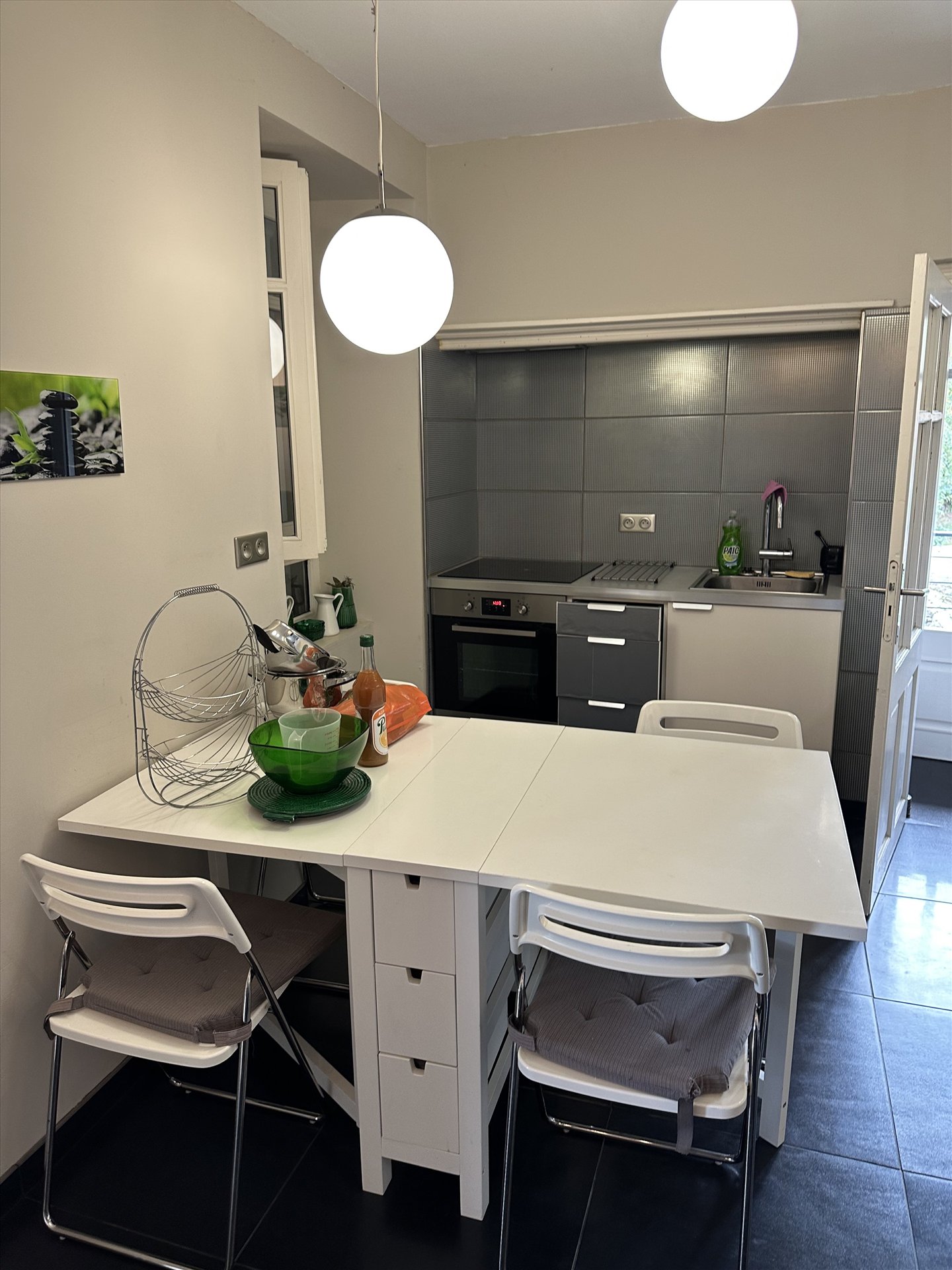 Table et espace de préparation de la cuisine