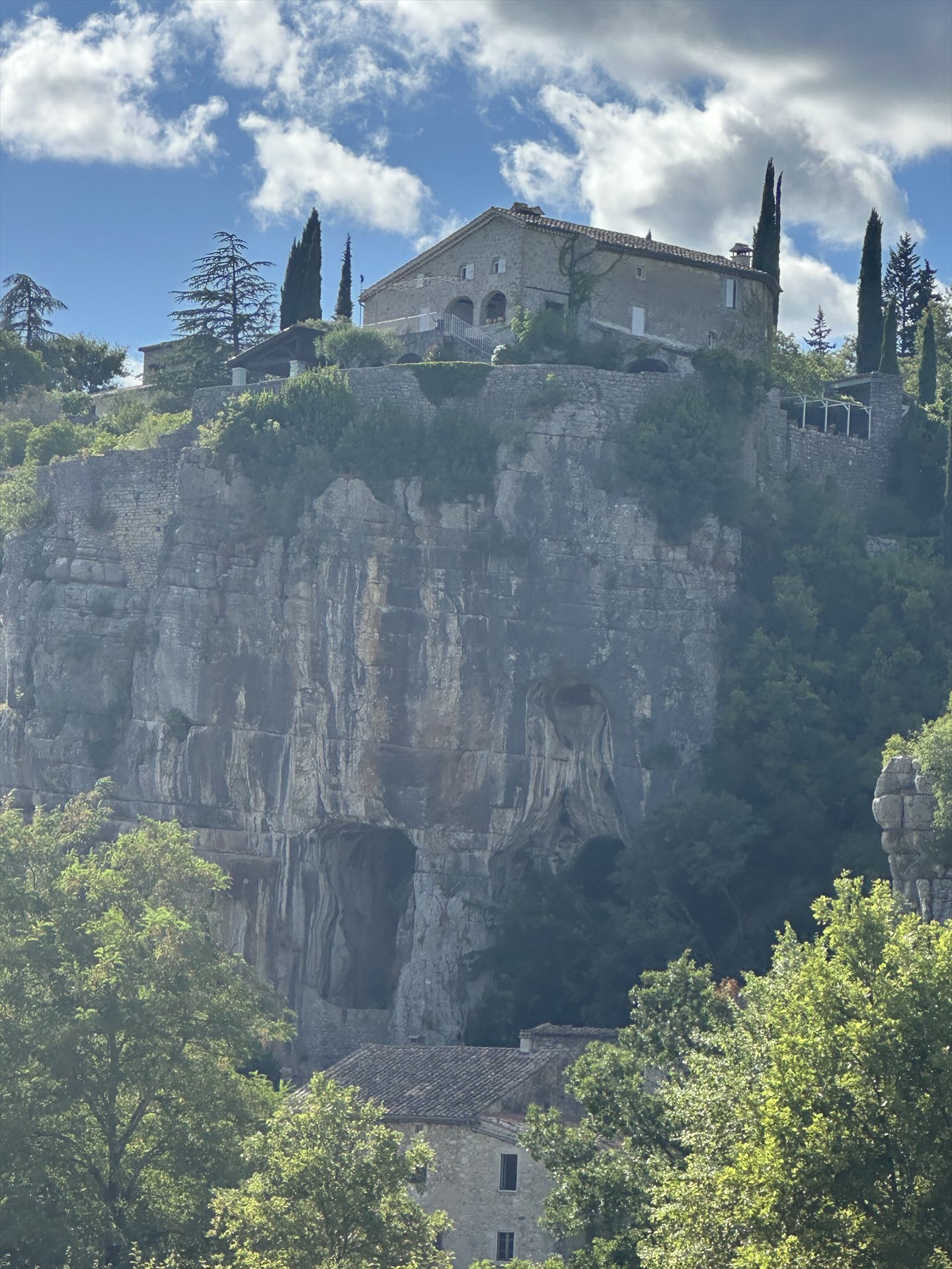 Maison de pierre construite au sommet d’une falaise à Labeaume