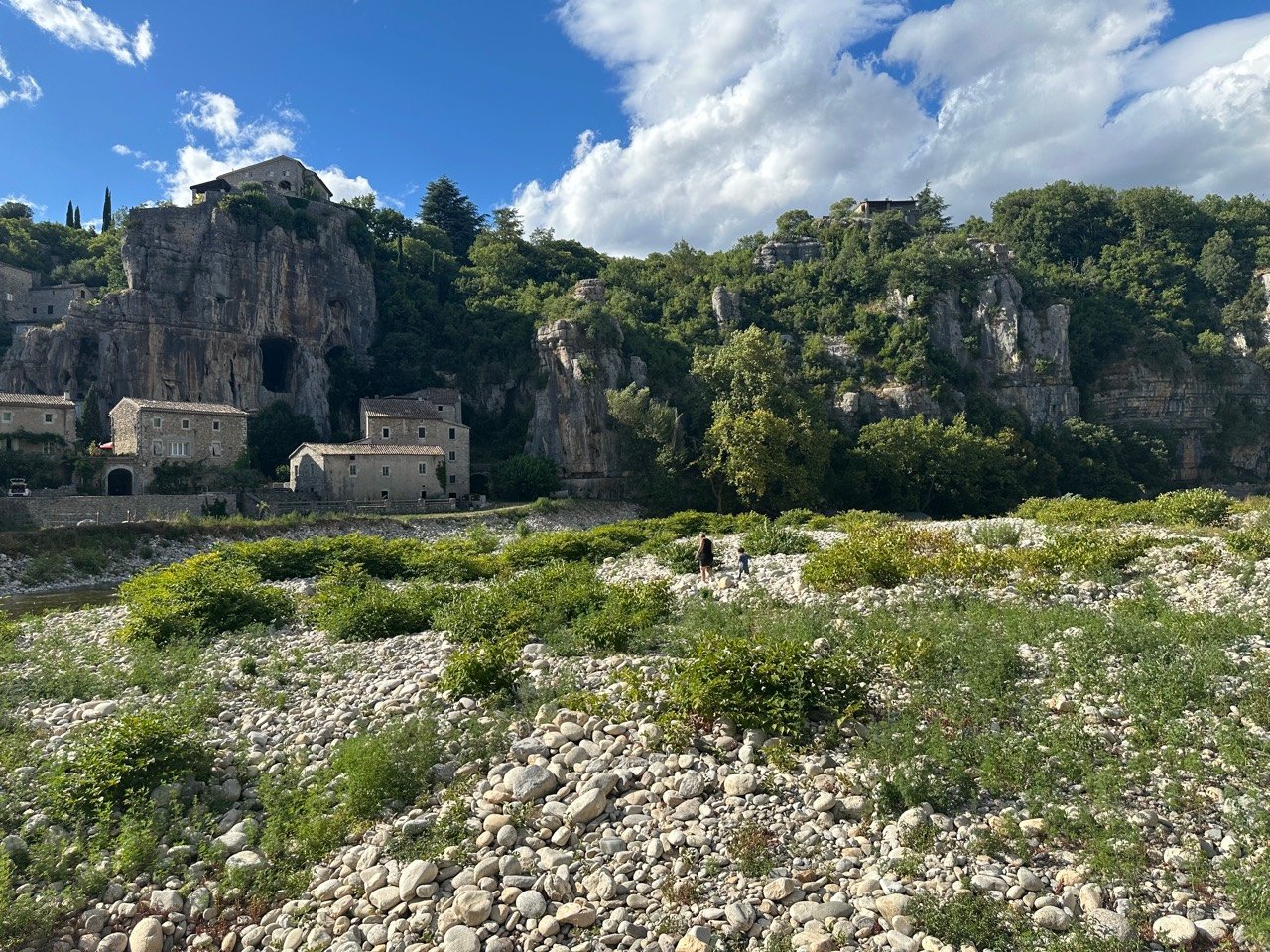La rivière et les falaises de Labeaume
