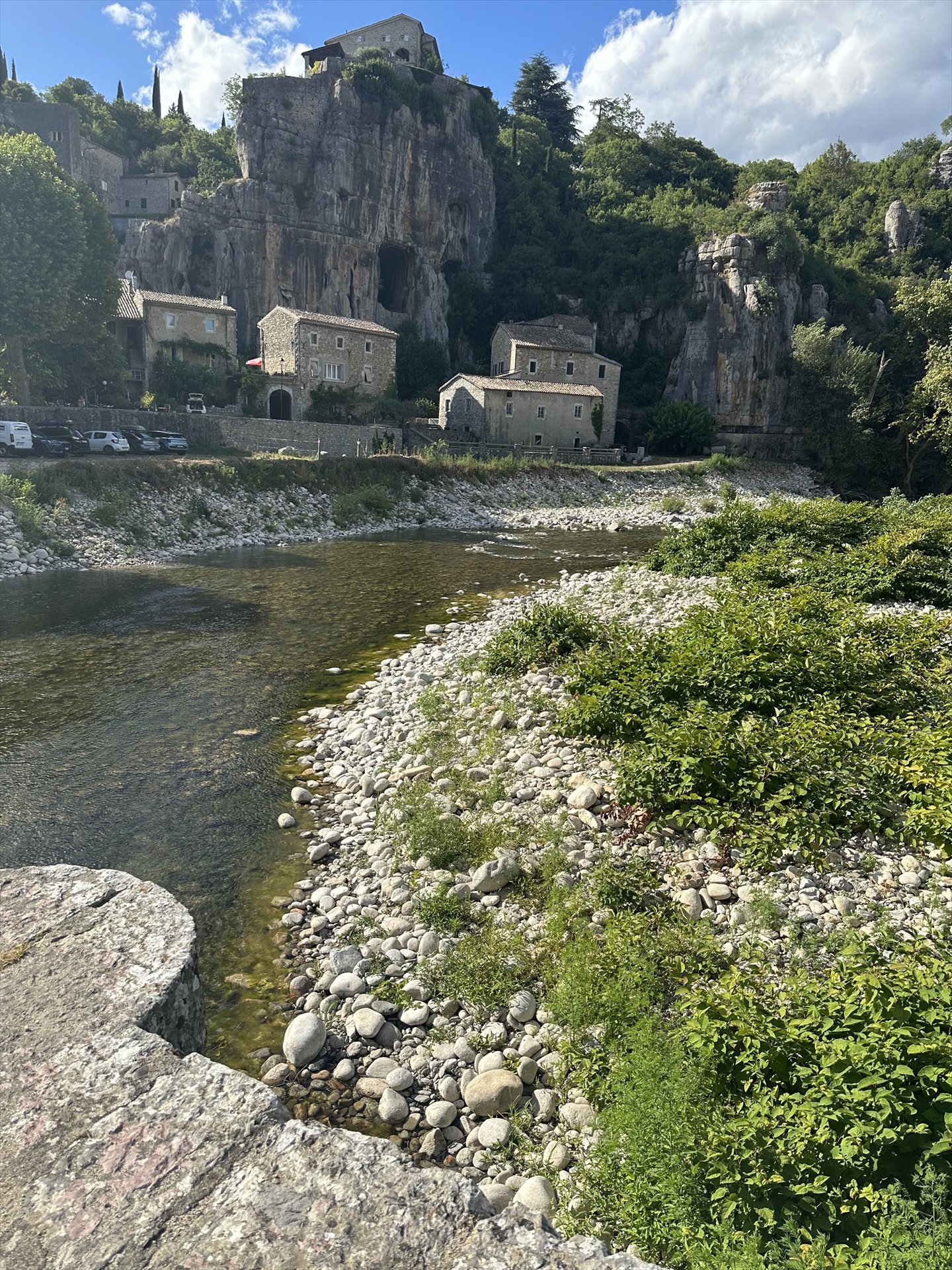 Maisons de Labeaume et rivière bordée de galets