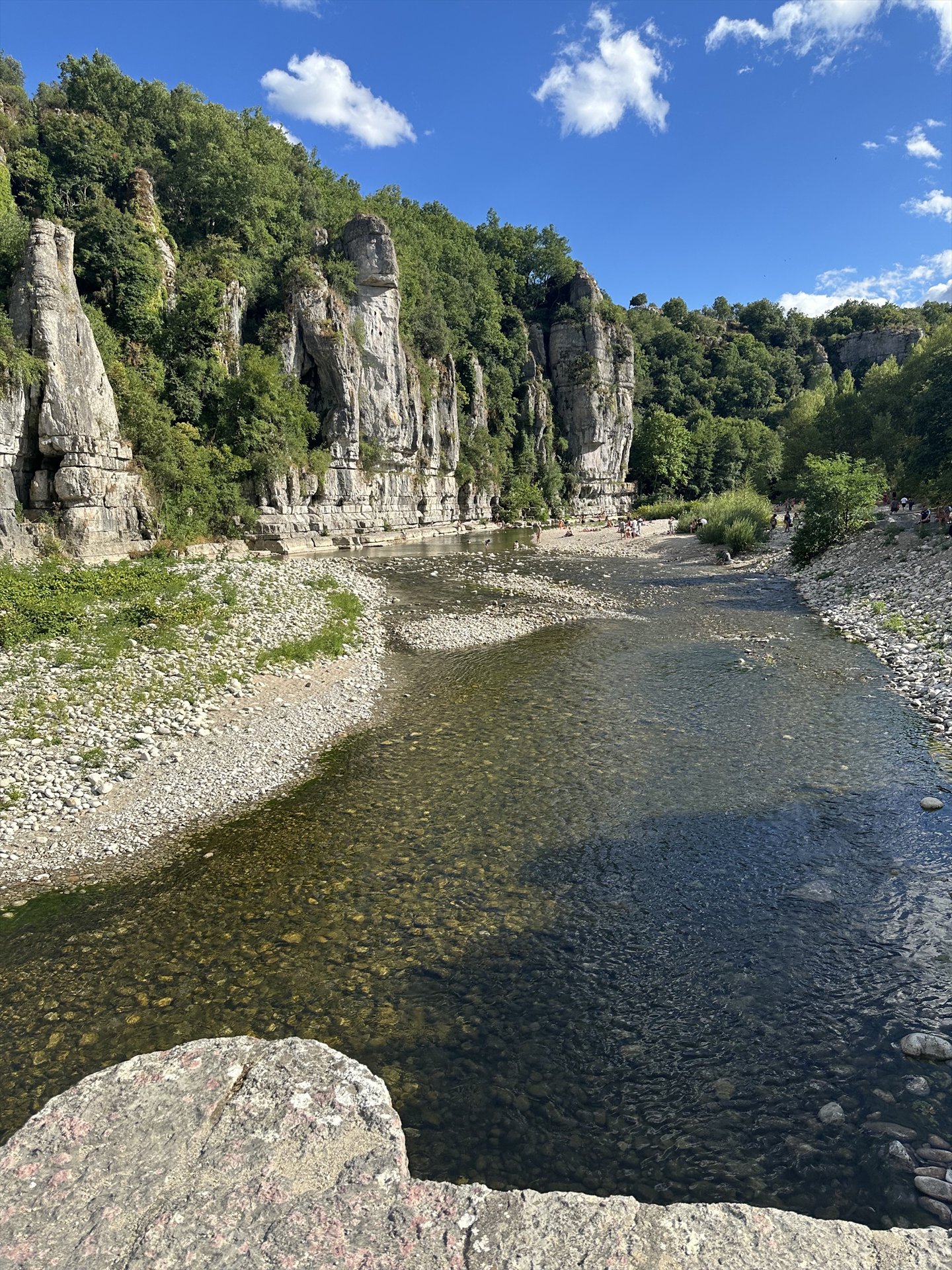 Rivière Beaume entre les hautes falaises calcaires