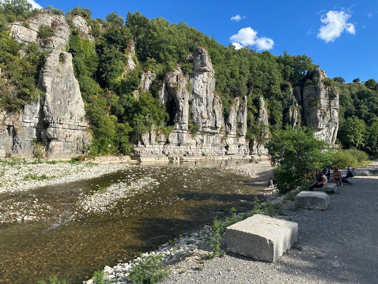 Falaises calcaires et eau claire au cœur de Labeaume