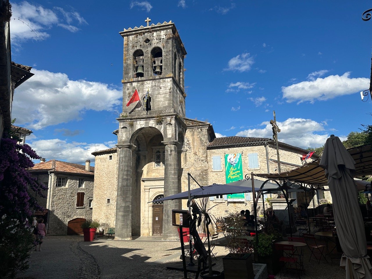 Église de Labeaume sous un ciel bleu