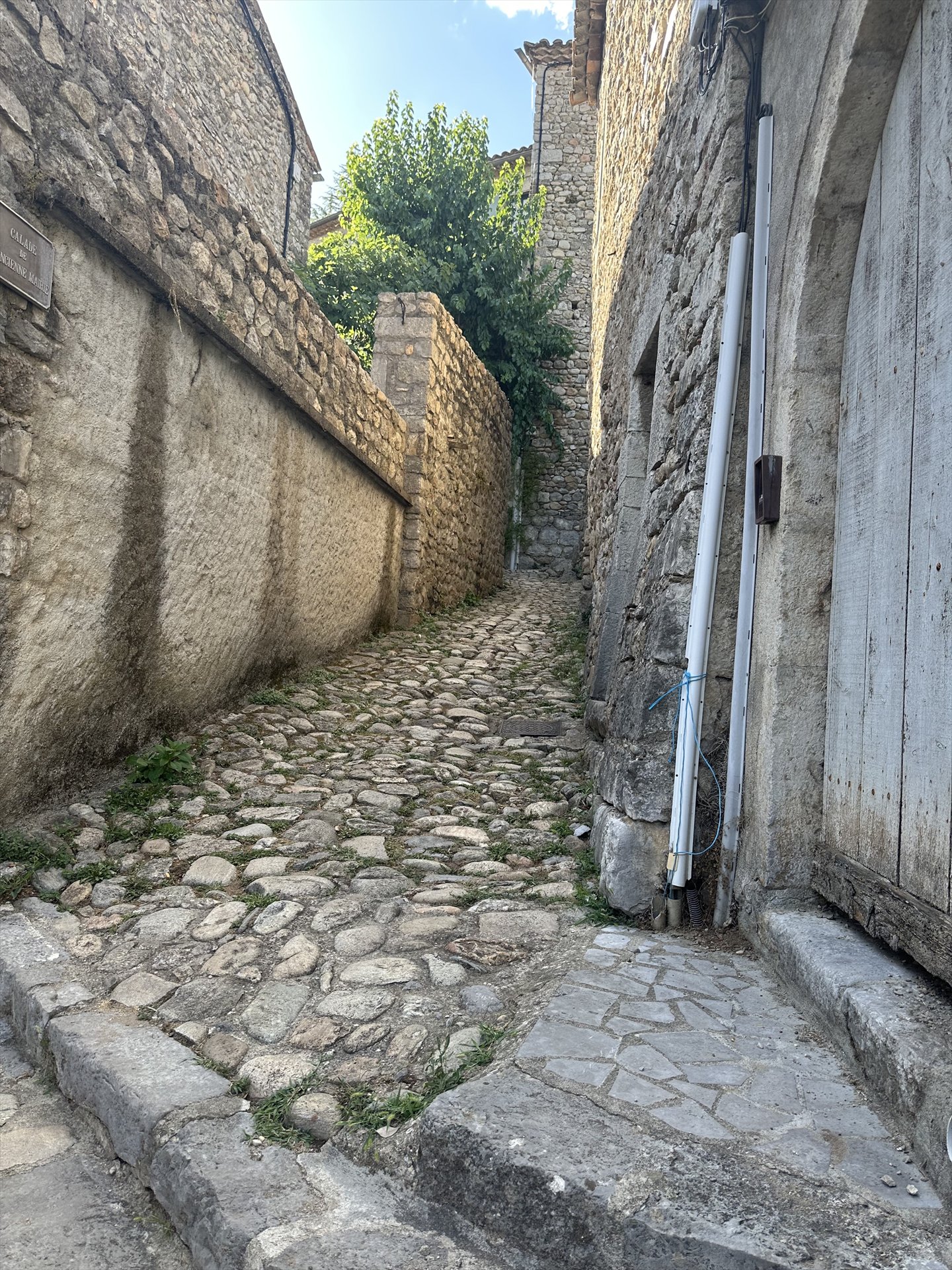 Calade pavée entre les maisons de pierre de Labeaume