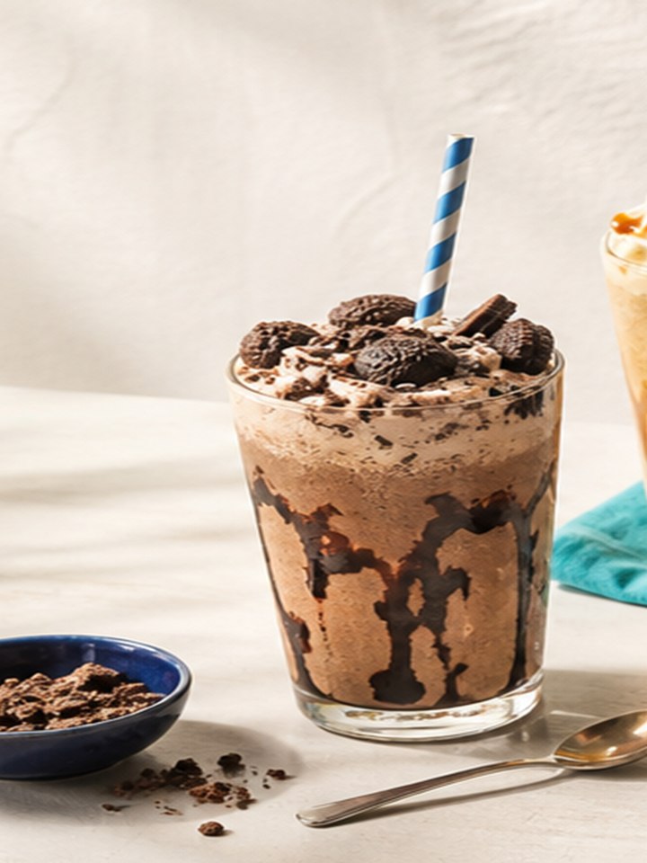 Milkshake glacé au cacao garni de biscuits