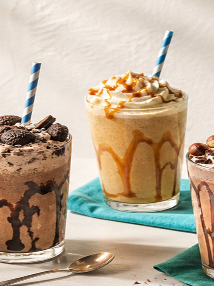 Café frappé glacé avec un filet de caramel