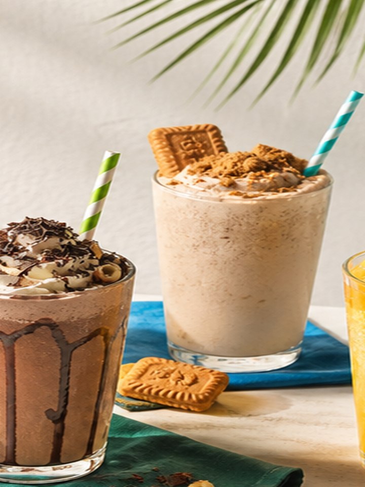 Milkshake glacé au spéculoos avec éclats de biscuits
