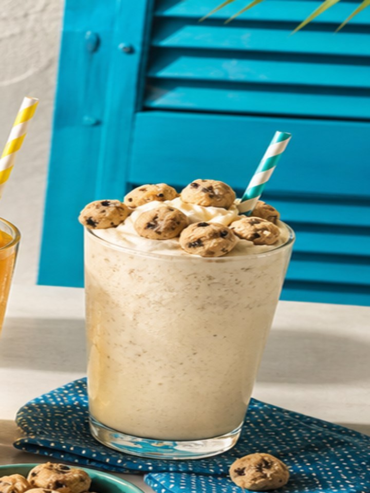 Milkshake vanille garni de bouchées de pâte à cookie